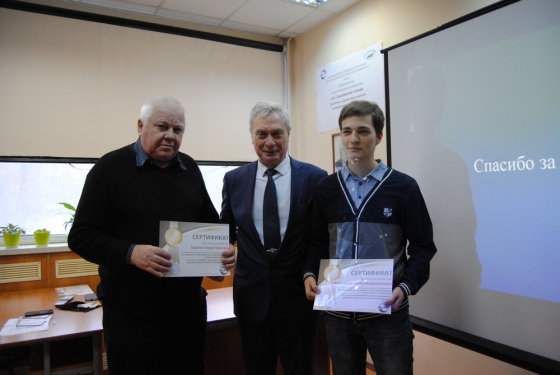 Вручение сертификатов Афанасьеву А.В. и Бакатину Ю.П.