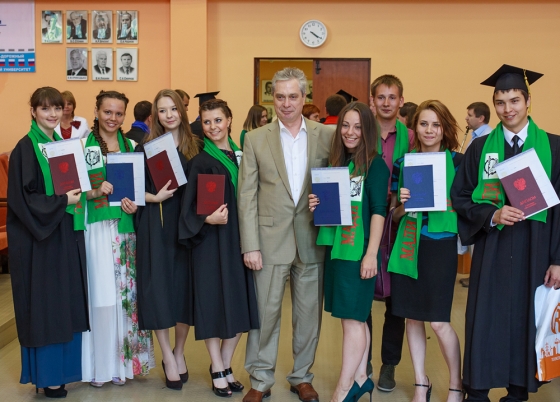 Наши выпускники с заведующим кафедрой Трофименко Ю.В.